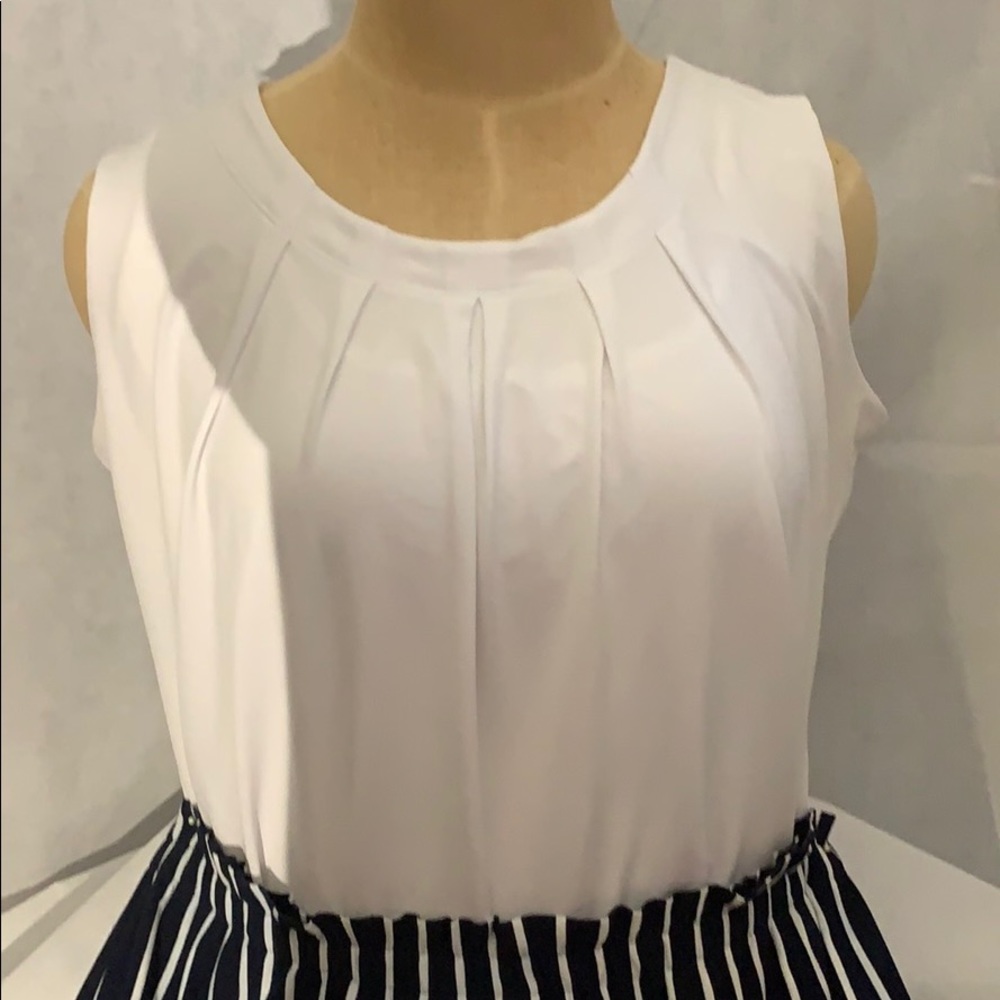 White sleeveless pleaded shell